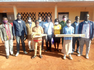 Des élèves de Gada Bini avec du matériel de cours fait en bois grace à des déchet de bois