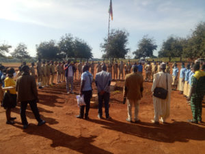 Préparation au chant de l'hymne national au lycée de Gada Bini à Ngaoundéré