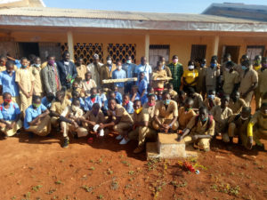 Photo famille avec des élèves de classes scientifique du lycée de Gada Bini à Ngaoundéré