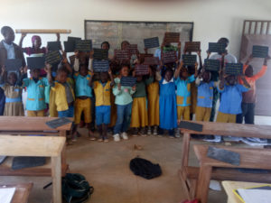 Distribution d'ardoises et autres matériels didactiques fait à base de déchets de bois à l'ecole publique de Mardock....