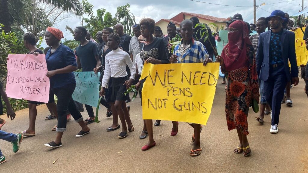 des populations de Kumba qui marche pour protester contre la violence dans les écoles